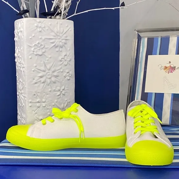 White neon yellow canvas lace up low top sneakers bamboo Sz 10