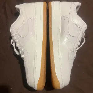 White Sneakers with Textured Design and Gum Sole Nike Air Force 1 phantom Croc
