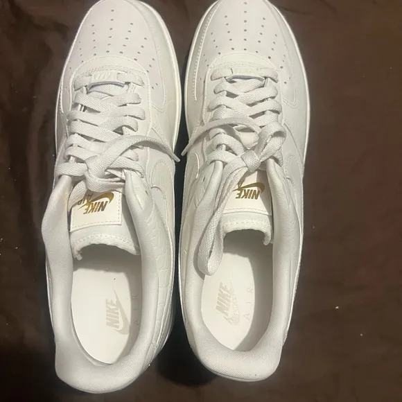 White Sneakers with Textured Design and Gum Sole Nike Air Force 1 phantom Croc