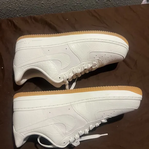White Sneakers with Textured Design and Gum Sole Nike Air Force 1 phantom Croc