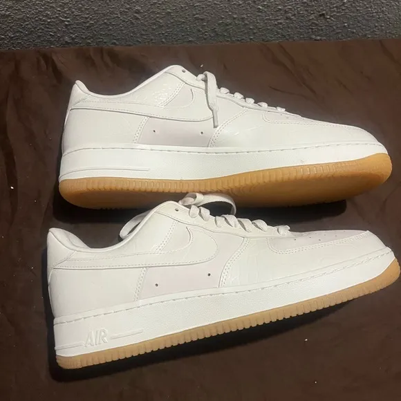 White Sneakers with Textured Design and Gum Sole Nike Air Force 1 phantom Croc