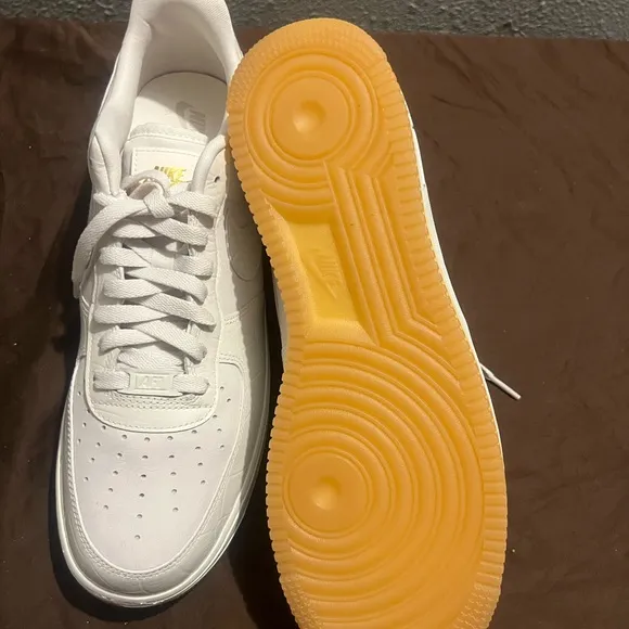 White Sneakers with Textured Design and Gum Sole Nike Air Force 1 phantom Croc