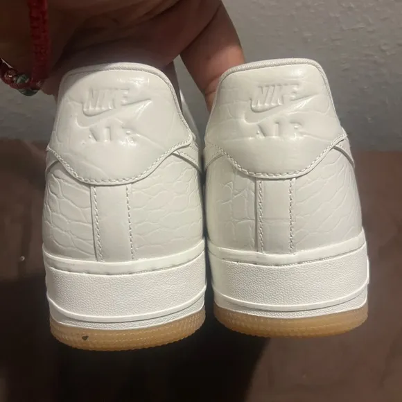 White Sneakers with Textured Design and Gum Sole Nike Air Force 1 phantom Croc