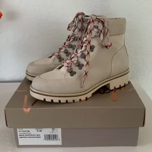Women’s Crown Vintage Cream Hiking Boots Size 9,5