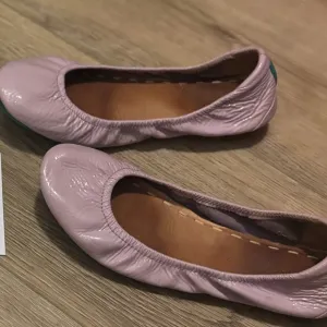 Women's Lavender Purple Tiek Ballet Flats size 7