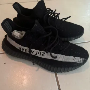 Yeezy Boost 350 v2 low oreo mens sneakers