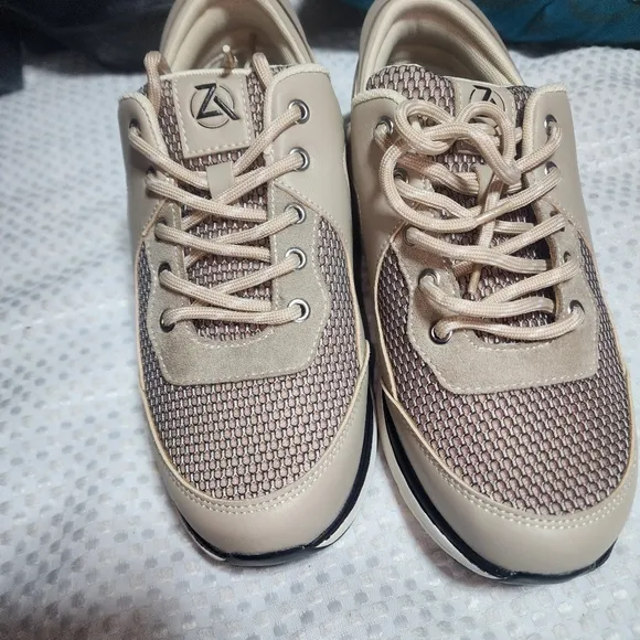 ZEBRA EUC WOMENS SZ 8 SNEAKER SHOES