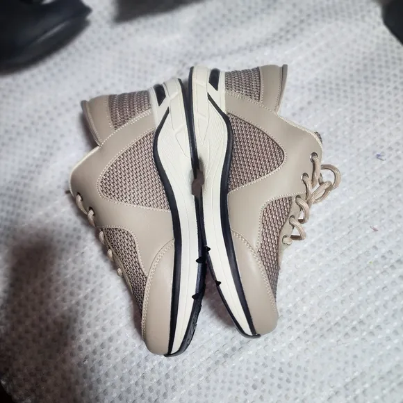 ZEBRA EUC WOMENS SZ 8 SNEAKER SHOES