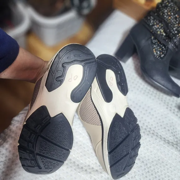 ZEBRA EUC WOMENS SZ 8 SNEAKER SHOES